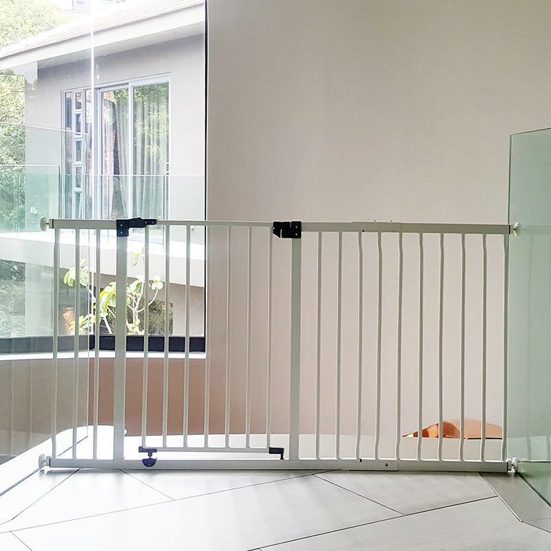 dreambaby-xtra-wide-hallway-gate-plus-45cm-extension-installed